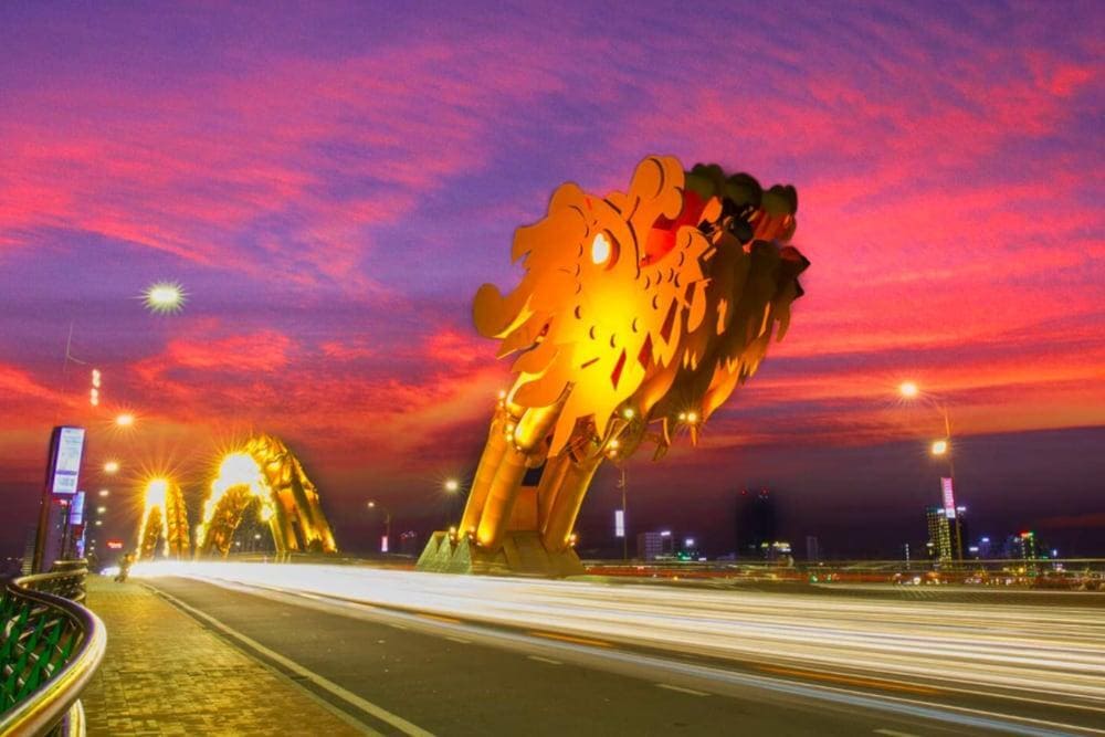 Vào dịp lễ lớn như Tết Nguyên đán, Quốc Khánh, cầu thường được chọn làm địa điểm bắn pháo hoa (Nguồn: Internet)